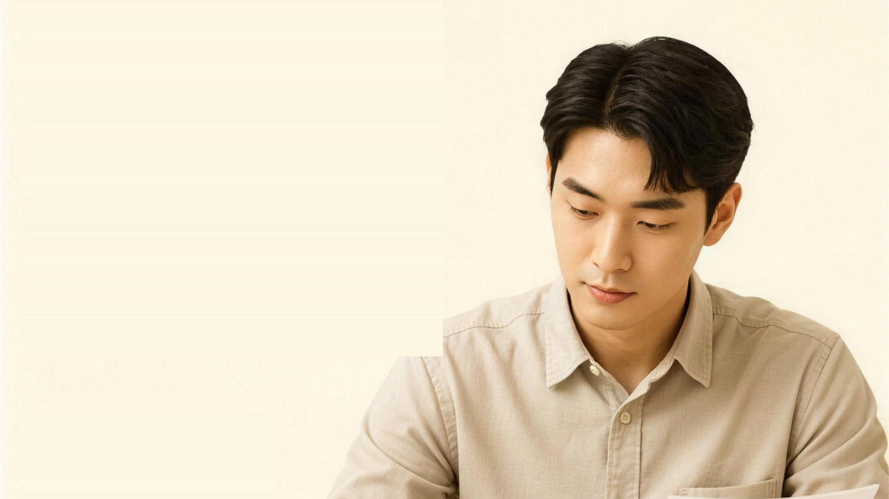 카드깡결제사이트 서류를 살펴보며 결제 화면을 확인하는 다음머니 안내 이미지